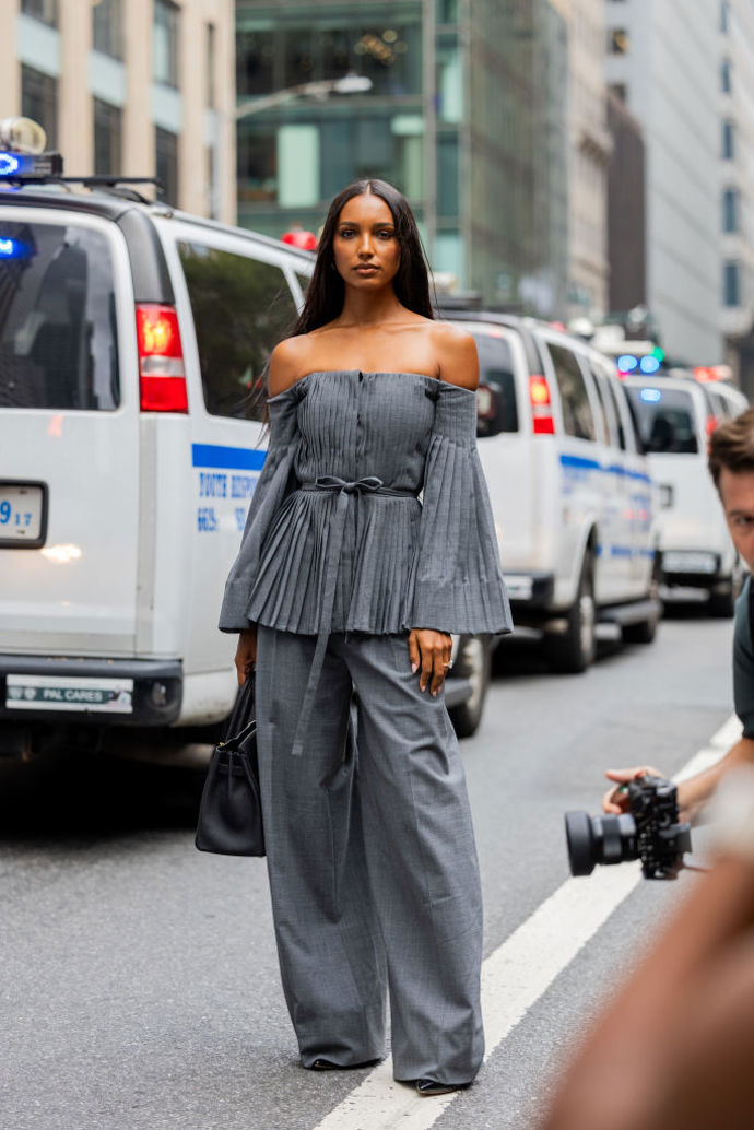 Modelka Jasmine Tookes na přehlídku Altuzarra oblékla šedý outfit s plisovaným topem.
