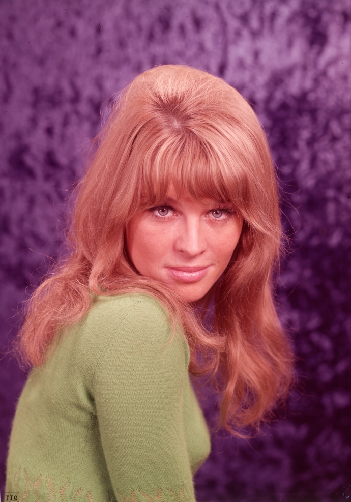 Kromě toho se účes bouffant hair nosil i s ofinou, jak zde můžete vidět na britské herečce Julii Christie.
Kromě toho se účes bouffant hair nosil i s ofinou, jak zde můžete vidět na britské herečce Julii Christie.