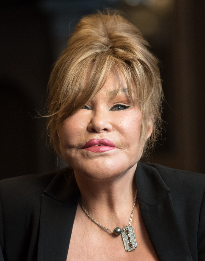 Takhle známe Jocelyn Wildenstein, známou jako „kočičí ženu".
