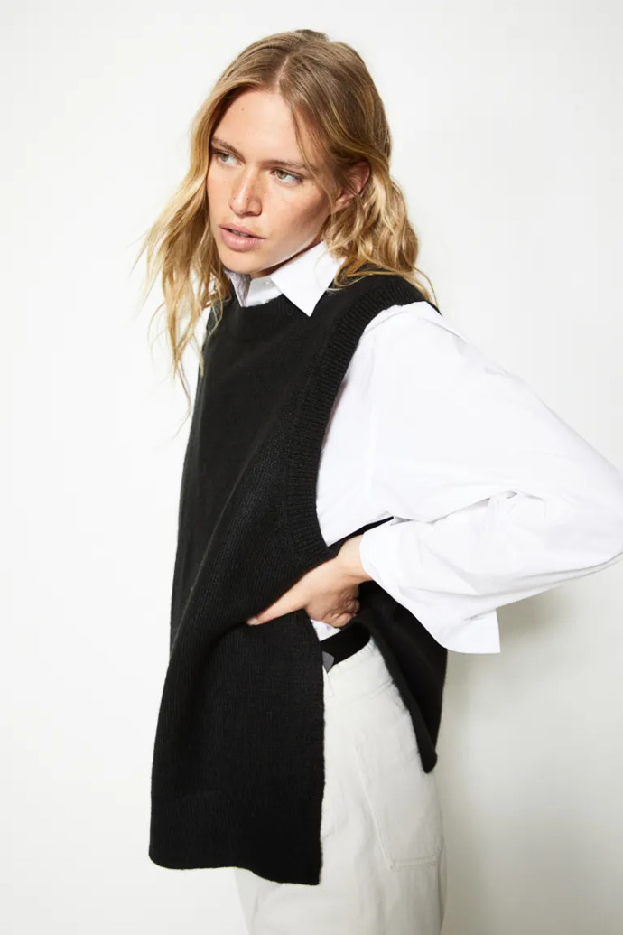 Černá oversized vesta na bílé košili, H&M, 649 Kč

Během Dnů Marianne platí při nákupu nad 800 Kč sleva pro členy věrnostního programu H&M Hello Member v H&M sleva 25 %.
