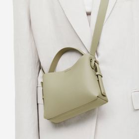 Šedobéžová malá kabelka přes rameno, H&M, 749 Kč

Během Dnů Marianne platí při nákupu nad 800 Kč sleva pro členy věrnostního programu H&M Hello Member v H&M sleva 25 %.
