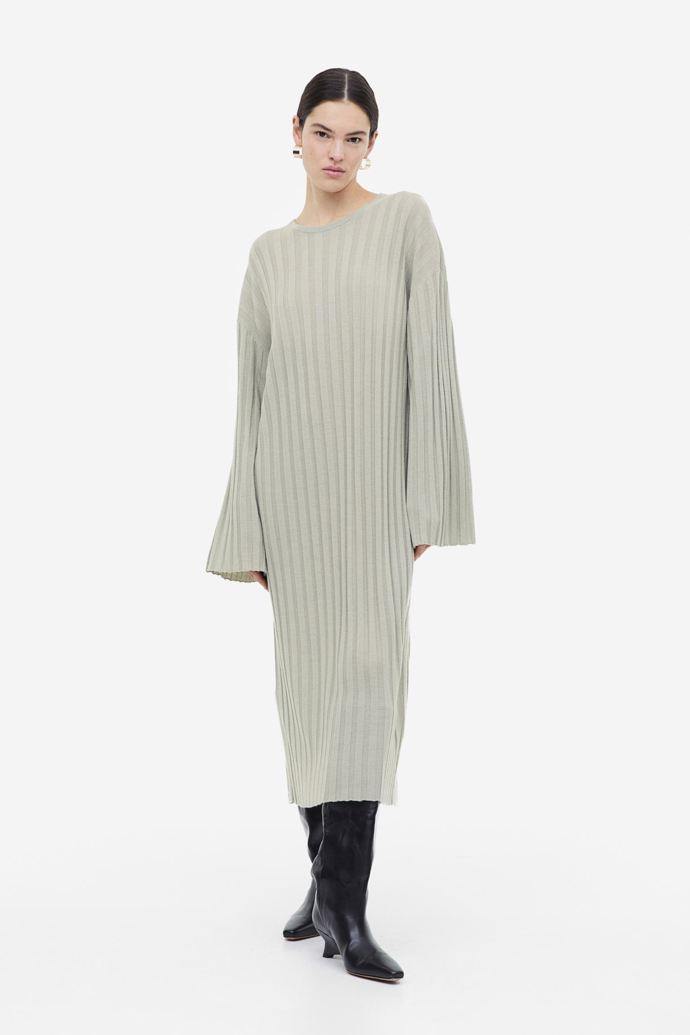 Šaty z žebrovaně pletené vlny merino, H&M, 2499 Kč

Během Dnů Marianne můžete v H&M využít slevu 20 % při nákupu na 800 Kč. Platí pro členy věrnostního programu H&M Hello Member. 
