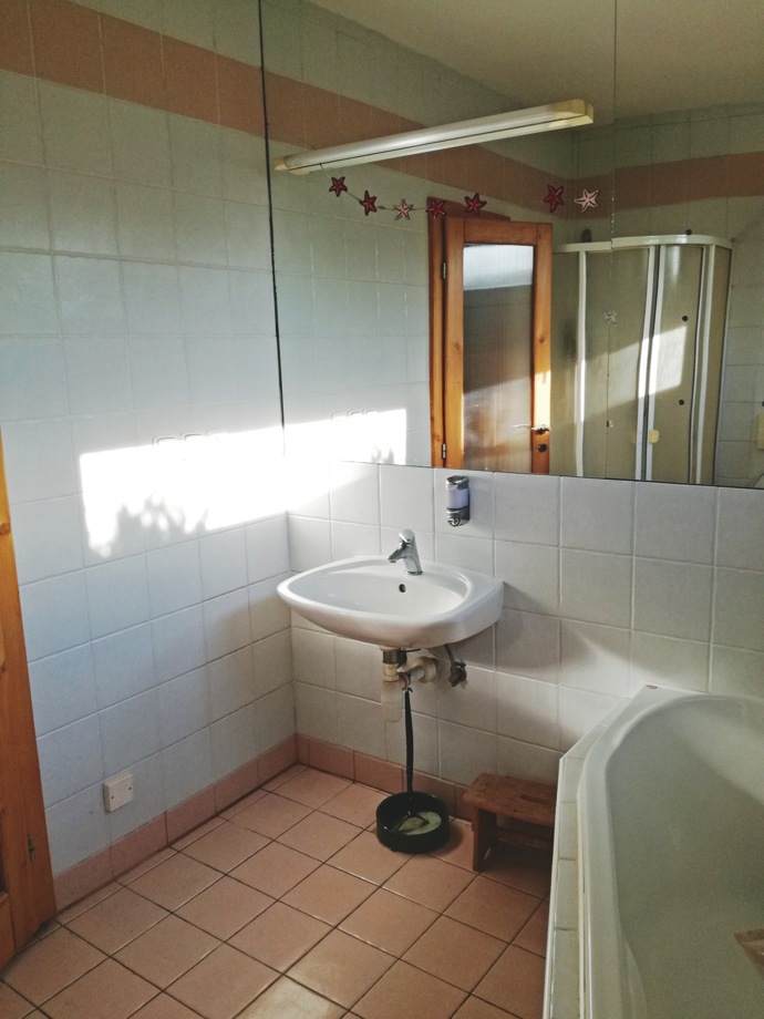 Do montovaného domku po rodičích se Ivana s Vojtěchem přístěhovali před pětadvaceti lety. Co mohli, vlastními silami i s pomocí architekta přebudovali a opravili. Na dotažení některých věcí jim ale nezbyl čas ani energie, a tak třeba koupelna zůstala na půli cesty. Nyní přišel čas na změnu! 
