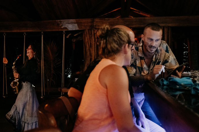 „Budova byla stará a zřícená, porostlá džunglí a plná netopýrů a jejich výkalů. A to pro nás byla výzva,“ popisuje česká šéfkuchařka Kamila Chadim alias KAMU své začátky na Kostarice, kde po letech cestování s manželem na chvíli zapustili kořeny.
„Budova byla stará a zřícená, porostlá džunglí a plná netopýrů a jejich výkalů. A to pro nás byla výzva,“ popisuje česká šéfkuchařka Kamila Chadim alias KAMU své začátky na Kostarice, kde po letech cestování s manželem na chvíli zapustili kořeny.