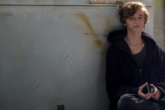 #martyisdead (2019)

Tento osmidílný thriller vypráví o smrti patnáctiletého Martyho, po němž zůstává jen série mrazivých videí, které natočil těsně před ní. Jeho otec se snaží pomocí videí a celkově jeho online života zjistit, co se vlastně stalo. Příběh byl inspirovaný skutečnými případy kyberšikany. Získal mezinárodní cenu Emmy a letos na něj navázal snímek, který je nyní v kinech – #annaismissing.
