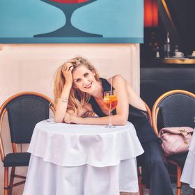 Za pár týdnů vstoupí do kin romantická komedie Jak přežít svého muže. Pojednává o emočních peripetiích herečky, která právě opustila svého záletného manžela. Jana Bernášková (42), která ve filmu ztělesnila hlavní roli, je také autorkou jeho úspěšné knižní předlohy. Kde je pro ni hranice mezi fikcí a skutečností?

