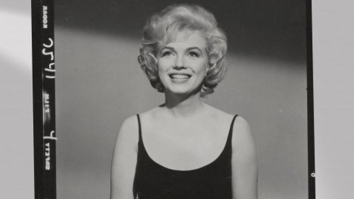 O americké filmové ikoně Marylin Monroe kolovaly zvěsti, že měla milostnou aféru s bývalým prezidentem USA Johnem F. Kennedym.
O americké filmové ikoně Marylin Monroe kolovaly zvěsti, že měla milostnou aféru s bývalým prezidentem USA Johnem F. Kennedym.