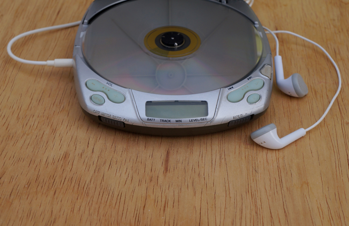 První přenosný CD přehrávač byl představen společností Sony v roce 1984. CD byl sice lépe ovladatelným nosičem, ale také byl tento nosič náchylnější k nárazům oproti walkmanu. 

