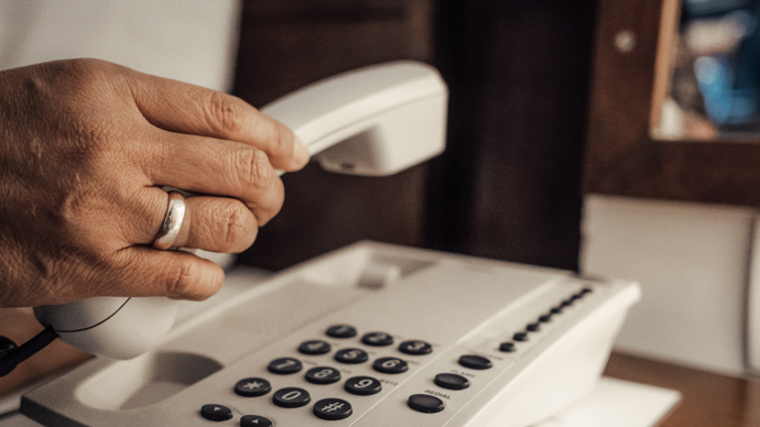 V roce 2000 byly pevné linky hlavním prostředkem telefonní komunikace v domácnostech i firmách. Byly stabilní a spolehlivé, ale s příchodem mobilních telefonů a širokopásmového internetu začaly postupně ustupovat do pozadí jako hlavní forma komunikace.
