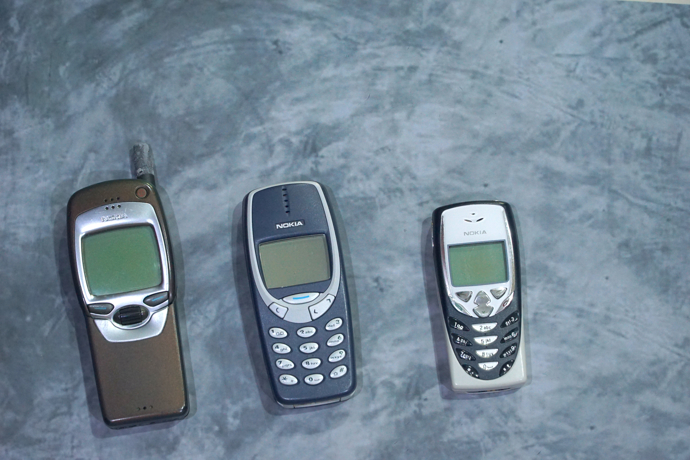 Značka Nokia ovládla trh s mobilními telefony. Tehdy měl každý tlačítkový telefon. 
