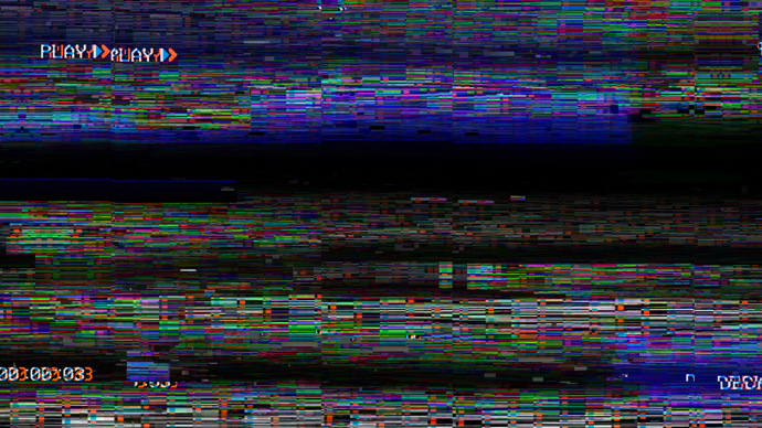 I takto mohl vypadat obraz na televizi po vložení VHS. VHS kazety totiž často trpěly degradací obrazu. 
