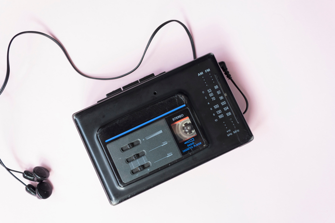 První Walkman byl představen společností Sony již v červenci 1979. Tento přenosný přehrávač hudby umožňoval lidem poslouchat hudbu na kazetách kdekoli a kdykoli.
