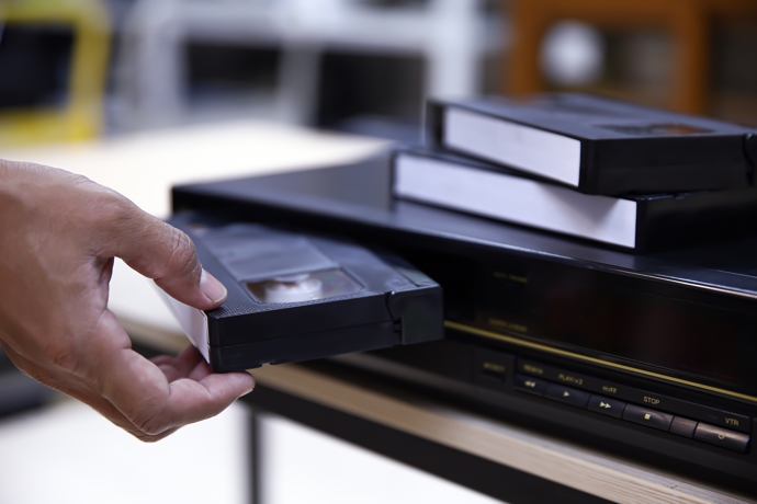 VHS byly populární až do 90. let, kdy je začaly nahrazovat digitální formáty jako DVD. V roce 2000 ještě existovaly videopůjčovny. 
