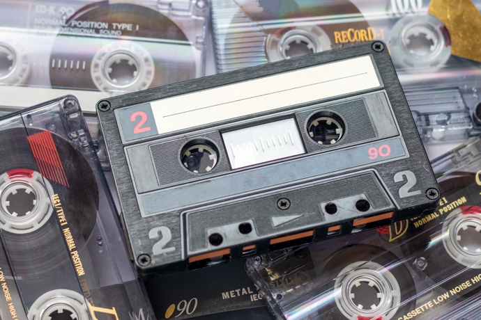 První magnetofonová kazeta byla představena firmou Philips na Mezinárodní veletrhu elektrotechniky v Amsterdamu v roce 1963. Dnes se již jedná o zastaralé médium. 
