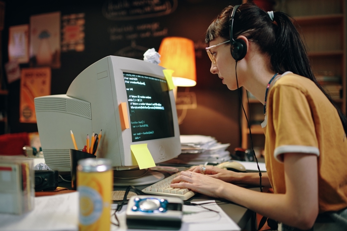 CRT monitory byly v roce 2000 stále běžné. Tyto monitory používaly tradiční technologii zobrazování pomocí elektronového paprsku a byly k dispozici v různých velikostech a rozlišeních. Byly větší a těžší než moderní LCD monitory.
