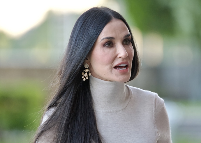 Demi Moore je ikonickou herečkou, která stále ohromuje svou krásou i ve svých šedesáti letech. Snad každá žena by byla vděčná, kdyby v tomto věku vypadala takto skvěle. 
