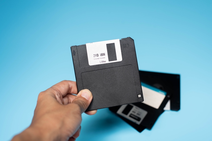 Disketa byl malý magnetický disk používaný jako datový nosič až do druhé poloviny 90. let 20. století. Ještě v roce 2000 tak měl doma nějakou disketu skoro každý uživatel počítače.  
