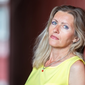 Naopak pokud nosíte vlasy v popelavých barvách, možná je na čase sáhnout po teplejších odstínech, aby vlasy nepůsobily šedivým dojmem. 
