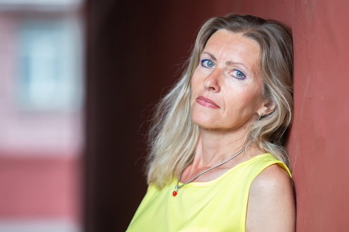 Naopak pokud nosíte vlasy v popelavých barvách, možná je na čase sáhnout po teplejších odstínech, aby vlasy nepůsobily šedivým dojmem. 
