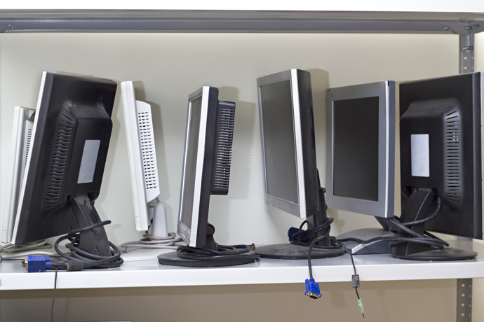 LCD monitory již byly v roce 2000 dostupné, ale nebyly tak běžné jako CRT monitory. Byly většinou menší a podstatně dražší. 

