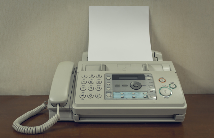 Přestože se začaly prosazovat modernější technologie pro přenos dokumentů, fax byl stále považován za spolehlivý prostředek pro rychlé posílání písemných materiálů, jako jsou smlouvy, faktury a jiné důležité dokumenty.
