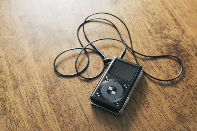 První přenosný MP3 přehrávač byl představen v roce 1998, v roce 2000 tak šlo stále o poměrně drahou novinku, kterou si nemohl každý dovolit. 
