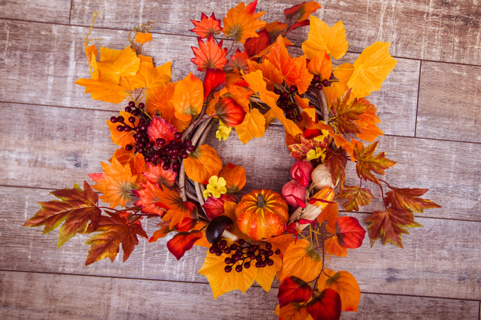 Pro tento věnec potřebujete listy různých tvarů a barev. Stačí je naaranžovat na kruhovém základu a připevnit. Můžete také přidat nějaké květiny nebo malé dýně pro kontrast.
