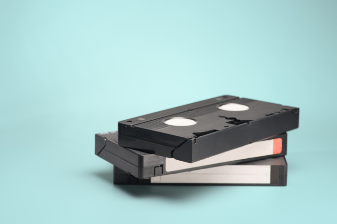 Formát videokazety VHS (Video Home System) byl poprvé představen v roce 1976 společností JVC (Victor Company of Japan, Limited). Na VHS jste mohli nahrávat filmy z televize, tvořit s kamerou domácí videa nebo existovali videopůjčovny, kde jste si mohli půjčit různé filmy. 
