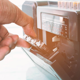 Dřív byly magnetofony zcela běžné. S nástupem digitální technologie se magnetofony staly zastaralými a byly postupně nahrazovány digitálními nahrávacími zařízeními.
