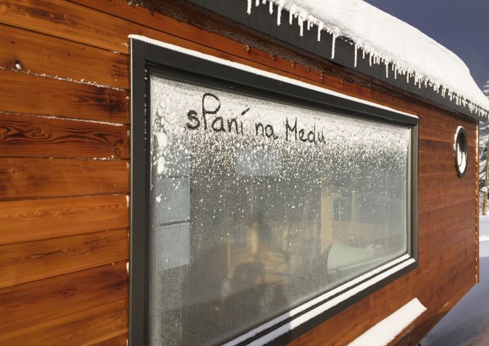 Po letech v korporátu se rozhodli pro klid a utekli od městského ruchu do hor. Přečtěte si, jak manželé Lenka a Tomáš Dočekalovi spojili luxusní kempování s apiterapií a vytvořili unikátní zážitek, který léčí tělo i duši.
Po letech v korporátu se rozhodli pro klid a utekli od městského ruchu do hor. Přečtěte si, jak manželé Lenka a Tomáš Dočekalovi spojili luxusní kempování s apiterapií a vytvořili unikátní zážitek, který léčí tělo i duši.
