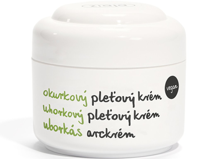 Okurka pleťový krém (Ziaja)
Značku Ziaja jsem si oblíbila už před lety. Nabízí skvělé produkty, přitom za velmi příznivé ceny. Nezklamal mě ani tento krém, který obsahuje výtažky z dužiny okurky, vitamíny A a E a provitamín B5. Je určen spíše pro mastnu a smíšenou pleť, ale vyhovuje určitě i potřebám normálního typu pokožky. Textura je příjemně lehká, dobře se vstřebává a má jemnou svěží vůni. Po nanesení jsem měla pleť krásně hydratovanou a vyživenou, navíc i projasněnou. Je super, že tento krém mohou používat i mladé slečny už od 12 let.
Cena: 64,90 Kč (50 ml)
Okurka pleťový krém (Ziaja)
Značku Ziaja jsem si oblíbila už před lety. Nabízí skvělé produkty, přitom za velmi příznivé ceny. Nezklamal mě ani tento krém, který obsahuje výtažky z dužiny okurky, vitamíny A a E a provitamín B5. Je určen spíše pro mastnu a smíšenou pleť, ale vyhovuje určitě i potřebám normálního typu pokožky. Textura je příjemně lehká, dobře se vstřebává a má jemnou svěží vůni. Po nanesení jsem měla pleť krásně hydratovanou a vyživenou, navíc i projasněnou. Je super, že tento krém mohou používat i mladé slečny už od 12 let.
Cena: 64,90 Kč (50 ml)