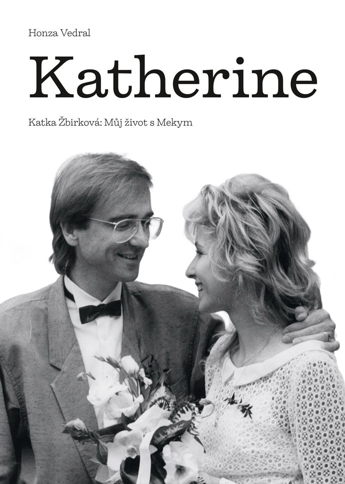Katherine: Můj život s Mekym

„Po napsání životopisu Zblízka, přípravě filmu Meky a životopisné výstavě Roky a dni jsme s Katkou zjistili, že je tu stále část příběhu, kterou si fanoušci zaslouží znát,“ vzpomíná Honza Vedral a pokračuje: „Kniha vznikala na základě našeho povídání. Na jeho začátku jsme si dali jen jedno pravidlo, a to být co nejotevřenější, i když to občas nemusí být příjemné. Moc si vážím Katčiny důvěry i toho, že se v rukopisu při autorizaci nic nečistilo, ani necizelovalo. Zachycuje tak příběh Katky i Mekyho se vším všudy. Jak už to tak v životě chodí."
