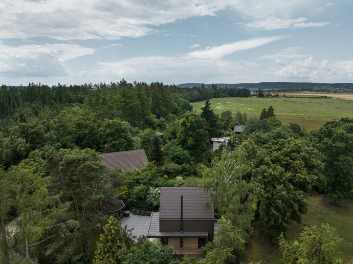 Oblast, kterou si pro svou chatu vybrali, má zcela unikátní atmosféru. Na místo nevede pohodlná asfaltová silnice, ale vcelku rozverná cesta, která už sama o sobě proměňuje vnímání. Dále od starostí velkoměsta, blíže k přírodě, kde je snadné přepnout na jiný režim a užít si zasloužený klid.
Oblast, kterou si pro svou chatu vybrali, má zcela unikátní atmosféru. Na místo nevede pohodlná asfaltová silnice, ale vcelku rozverná cesta, která už sama o sobě proměňuje vnímání. Dále od starostí velkoměsta, blíže k přírodě, kde je snadné přepnout na jiný režim a užít si zasloužený klid.