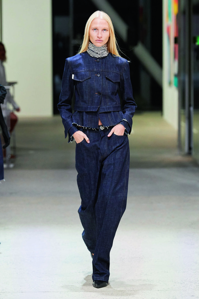 All denim outfity zařadila do své kolekce i značka AZ Factory.
