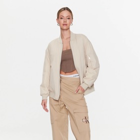 Bunda: Calvin Klein
