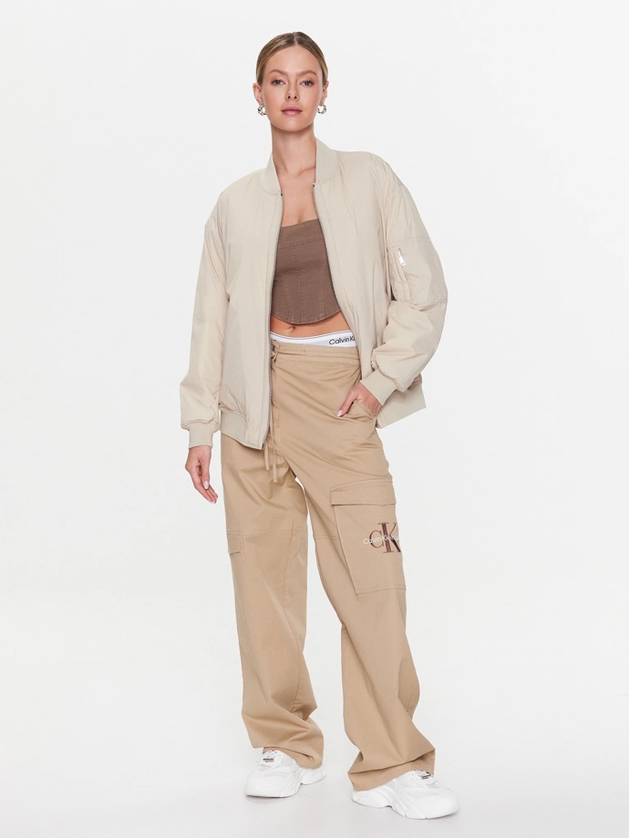 Bunda: Calvin Klein
