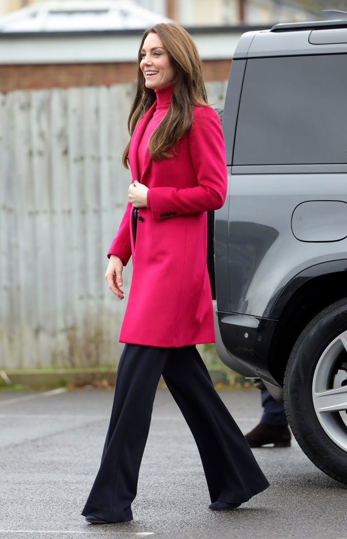Dalším oblíbeným kabátem princezny Kate je tento červený z dílny Hobbs London.
Dalším oblíbeným kabátem princezny Kate je tento červený z dílny Hobbs London.