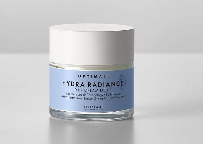 Denní krém Optimals Hydra Radiance (Oriflame)
Tenhle krém mi vyhovoval, protože mám ráda lehké gelové textury. Přitom pleť krásně hydratuje a efekt vydrží po celý den. Pleť je vláčná, prozářená a vůbec se neleskla, protože produkt má i matující efekt. Navíc obsahuje vitamin C, který je známý svou schopností chránit pokožku před stresujícími vlivy prostředí, jako je znečištění.
Cena mimo akci: 360 Kč (50 ml)
Denní krém Optimals Hydra Radiance (Oriflame)
Tenhle krém mi vyhovoval, protože mám ráda lehké gelové textury. Přitom pleť krásně hydratuje a efekt vydrží po celý den. Pleť je vláčná, prozářená a vůbec se neleskla, protože produkt má i matující efekt. Navíc obsahuje vitamin C, který je známý svou schopností chránit pokožku před stresujícími vlivy prostředí, jako je znečištění.
Cena mimo akci: 360 Kč (50 ml)