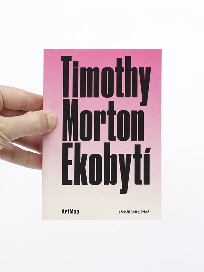 Ekobytí, Timothy Morton

Jak mluvit o klimatické krizi s těmi, kdo se o ekologii nezajímají? Timothy Morton místo hory dat a sloganů nabízí filozofickou cestu na hranice lidského a nelidského světa. A během ní máme šanci nejen zachránit planetu, ale taky objevit vlastní spřízněnost s přírodou okolo.
