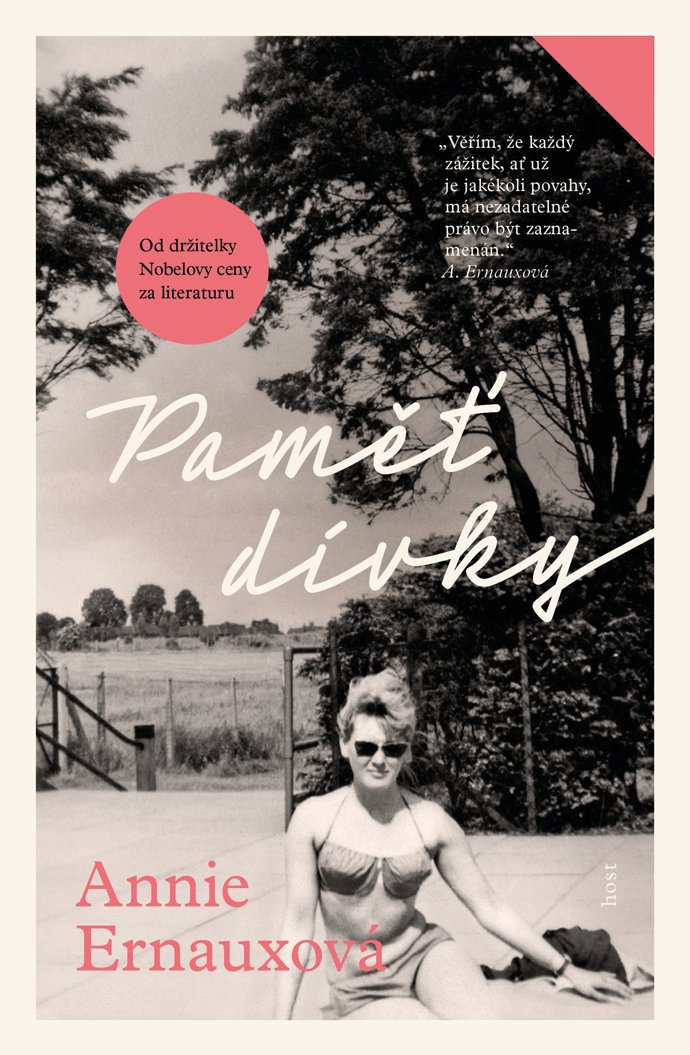 Paměť dívky, Annie Ernauxová

V létě roku 1958 přijde osmnáctiletá Annie Ernauxová na letním táboře v Normandii o panenství. Teprve ve chvíli, kdy ji hlavní vedoucí, se kterým stráví noc, opustí, si Ernauxová uvědomí, že se podřídila jeho vůli a že ve svém smutku zůstává „otrokyní bez pána“. O padesát let později jí dochází, že může uplynulé roky smazat a vrátit se k úvahám o mladé ženě, na niž chtěla zcela zapomenout. A zjistit, že právě u ní, zrazené dívky plné studu a ponížení, ale také dívky, která poznává sebe samu a postupně získává sebedůvěru, se skrývá počátek jejího spisovatelského života. 
