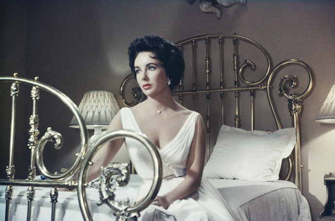 Elizabeth Taylor nedala dopustit na parfém Jean Desprez Bal à Versailles. Ten se dnes ale bohužel už neprodává.
Elizabeth Taylor nedala dopustit na parfém Jean Desprez Bal à Versailles. Ten se dnes ale bohužel už neprodává.