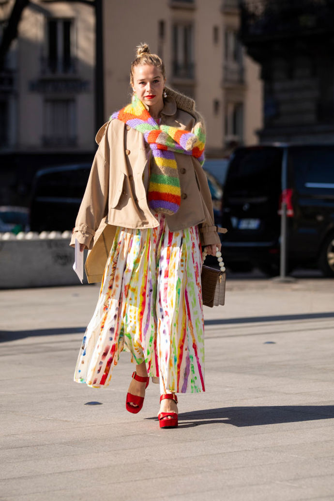 Béžovým trenčkotem můžete utlumit jinak rozzářený barevný outfit.
Béžovým trenčkotem můžete utlumit jinak rozzářený barevný outfit.