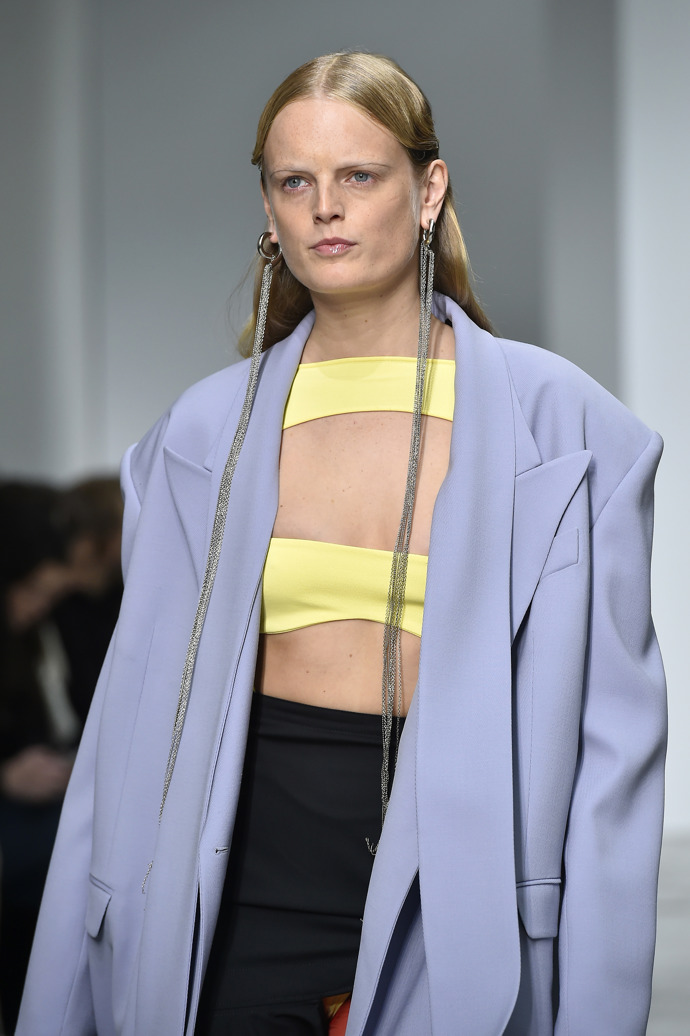 Zpětně Hanne Gaby přiznává, že operace jí spíše způsobily úzkost. „Jsem naštvaná, že tyto operace probíhají i dnes. Vždyť být intersexuál není velký problém a já jsem na to hrdá,“ řekla modelka pro The Guardian.
Zpětně Hanne Gaby přiznává, že operace jí spíše způsobily úzkost. „Jsem naštvaná, že tyto operace probíhají i dnes. Vždyť být intersexuál není velký problém a já jsem na to hrdá,“ řekla modelka pro The Guardian.