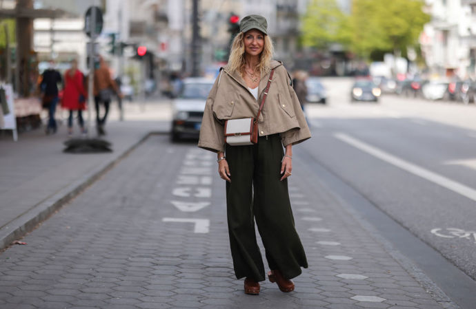 Klasický look vytvoříte kombinací béžového trenčkotu a černých kalhot.
Klasický look vytvoříte kombinací béžového trenčkotu a černých kalhot.