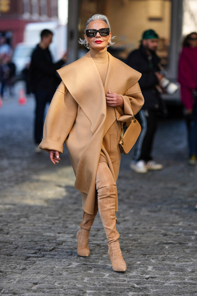 Kanadská influencerka se totiž nebojí kombinovat drahé kousky s vintage, a stejně tak ji můžete zahlédnout v pestrobarevných i zemitých outfitech.
Kanadská influencerka se totiž nebojí kombinovat drahé kousky s vintage, a stejně tak ji můžete zahlédnout v pestrobarevných i zemitých outfitech.