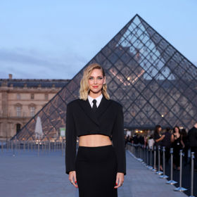Na pařížském fashion weeku nechyběla Chiara Ferragni, která oblékla mimo jiné i variaci na pánský oblek, namísto kalhot ke zkrácenému saku přidala dlouhou úzkou sukni.

 
