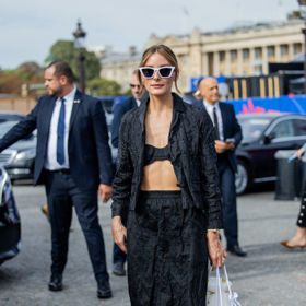 Olivia Palermo vyrazila na přehlídku Dior v celočerném ležérním outfitu, přes celočernou podprsenku oblékla zdobenou košili a k ní mačkanou černou sukni.
