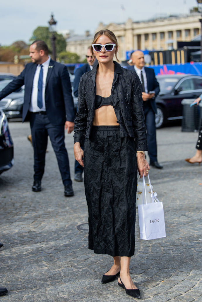 Olivia Palermo vyrazila na přehlídku Dior v celočerném ležérním outfitu, přes celočernou podprsenku oblékla zdobenou košili a k ní mačkanou černou sukni.
