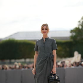 Chiara Ferragni na přehlídku Dior oblékla střídmé šedé elegantní šaty, síťované punčochy a look doplnila kabelkou Lady Dior.
