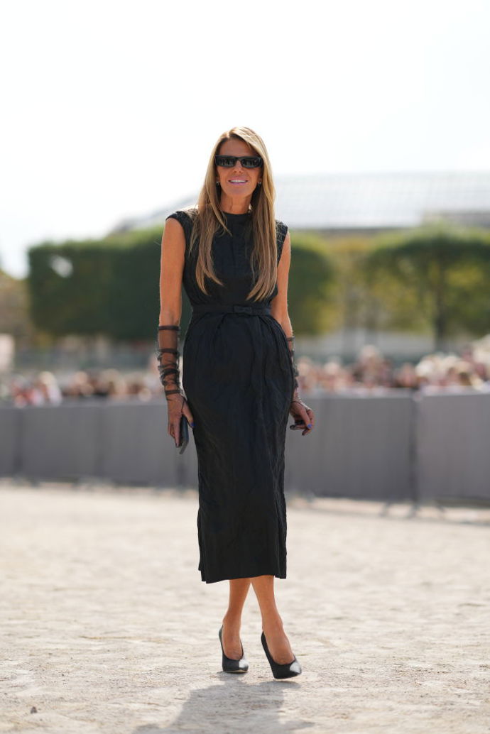 Anna Dello Russo zvolila na přehlídku Dior jednoduchý černý outfit – šaty do půlky lýtek doplnila průhlednými šifonovými rukavičkami.

 
